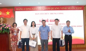 Bế giảng lớp nghiên cứu trao đổi chuyên đề “Kinh nghiệm của Đảng Cộng sản Trung Quốc về xây dựng Đảng”